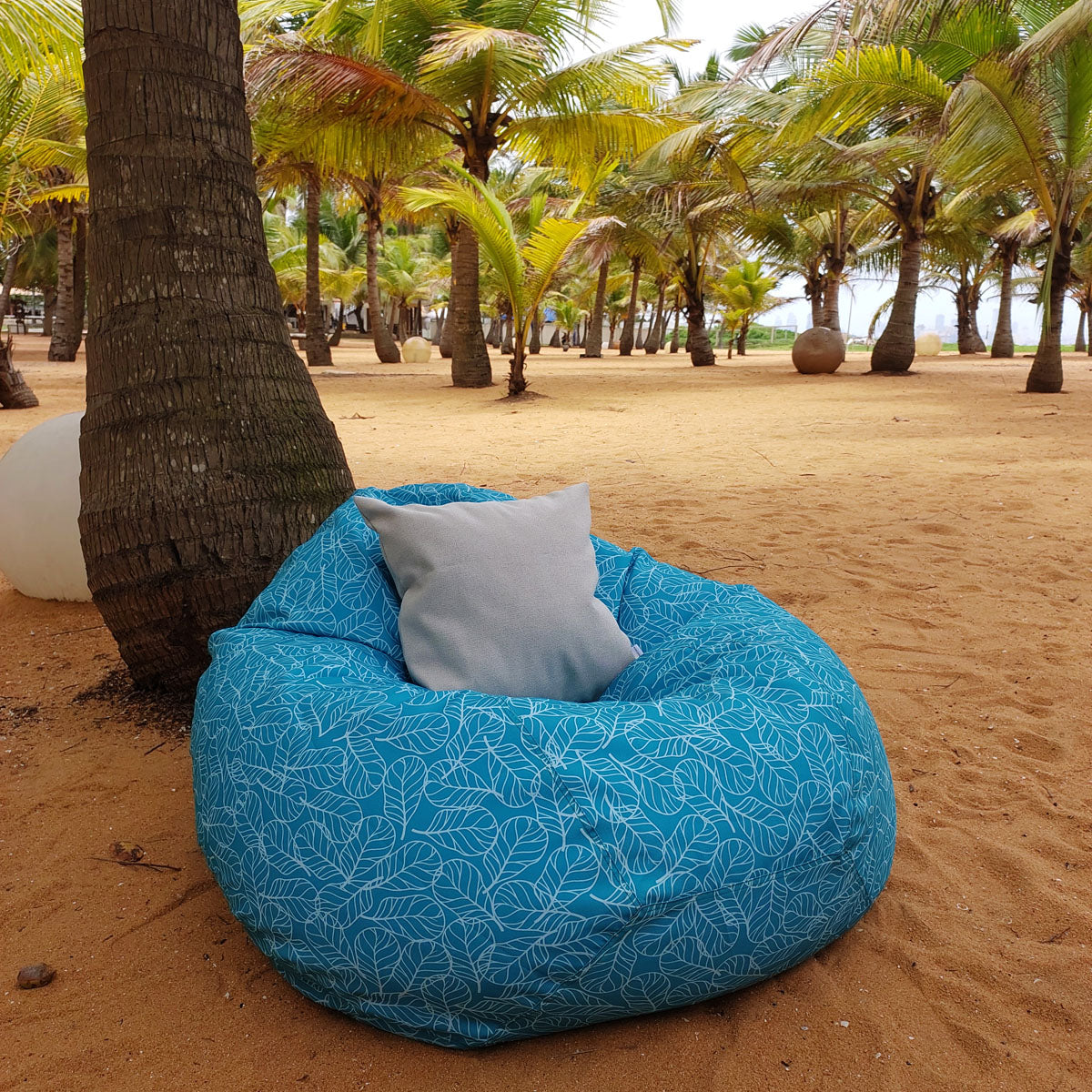 Blue waterproof outdoor bean bag, Round compact - Bed of Leaves