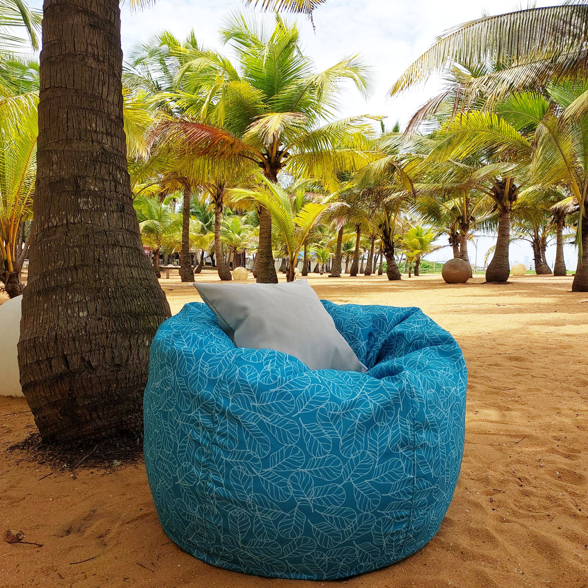 Blue waterproof outdoor bean bag, Round compact - Bed of Leaves