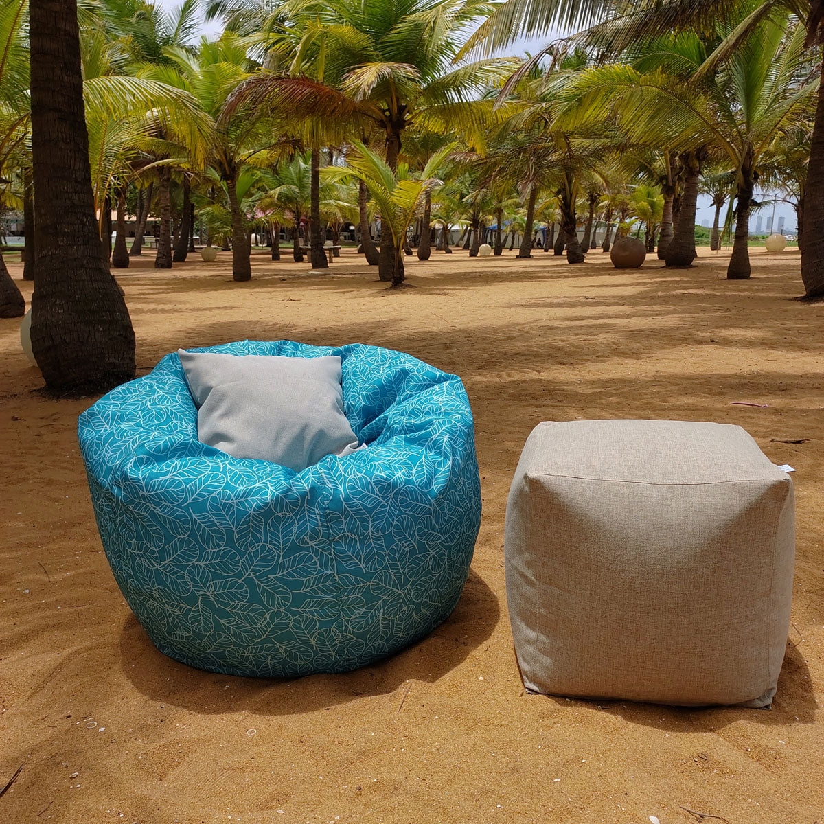 Blue waterproof outdoor bean bag, Round compact - Bed of Leaves