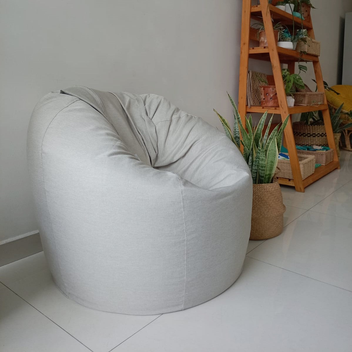 DOVE Cream/White Round XL bean bag chair