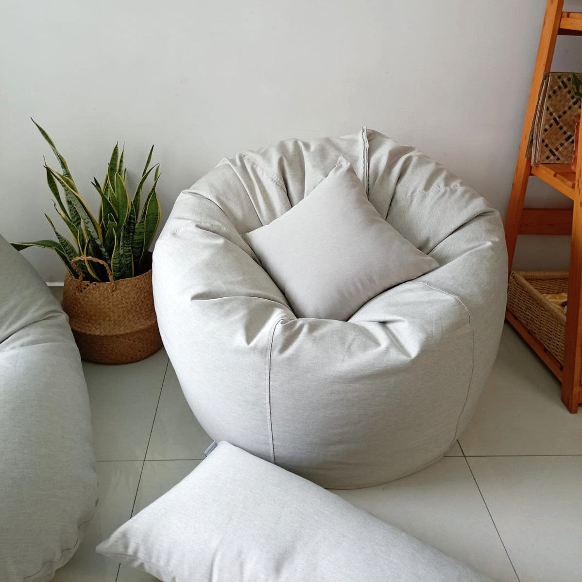 DOVE Cream/White Round XL bean bag chair