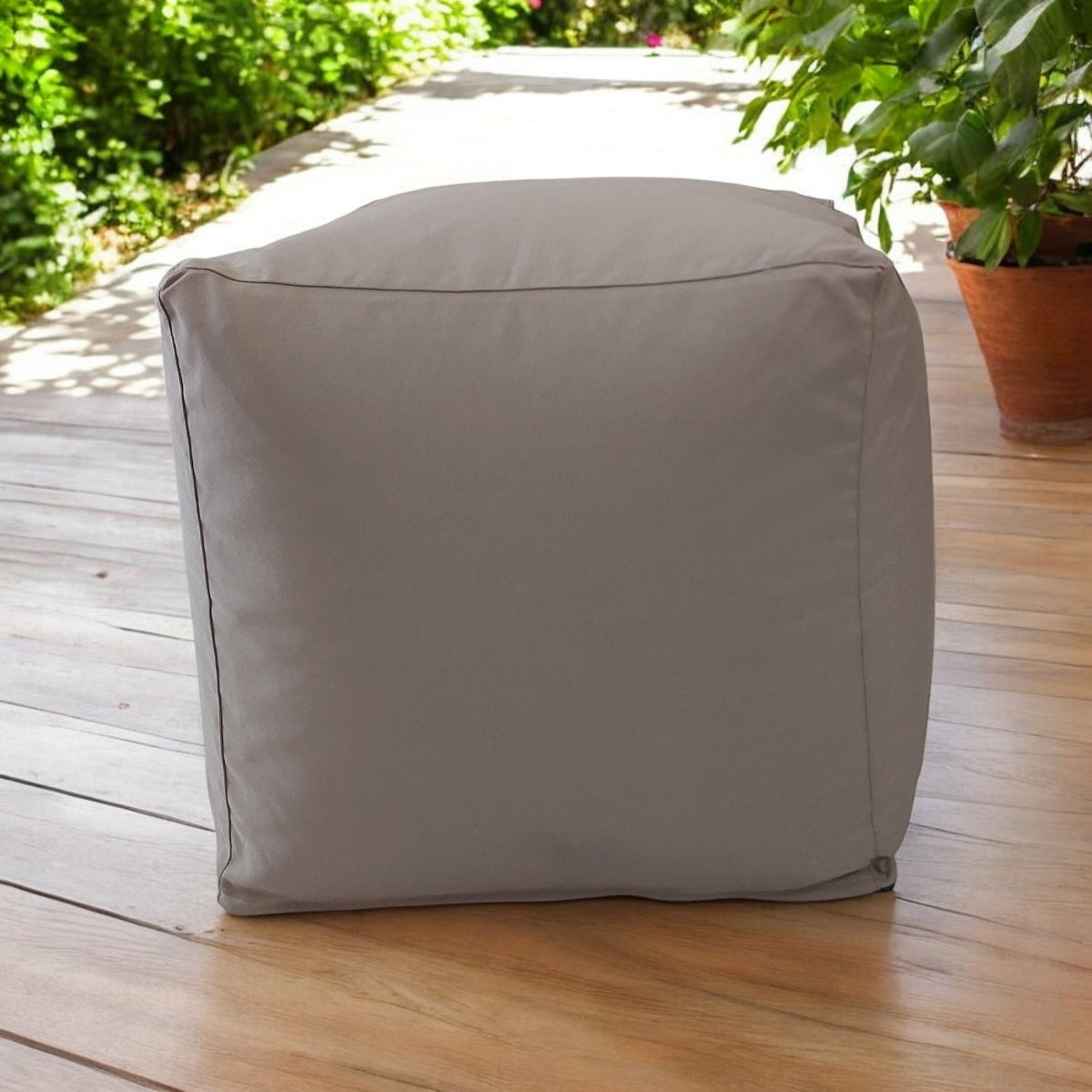 ANTIQUE outdoor pouf in beige waterproof olefin fabric